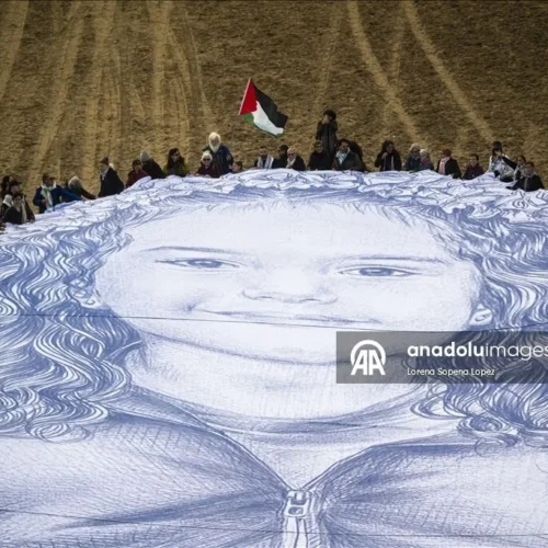 Desenho de Hind Rajab em Barcelona | Foto: Lorena Sapena Lopez / Anadolu Agency